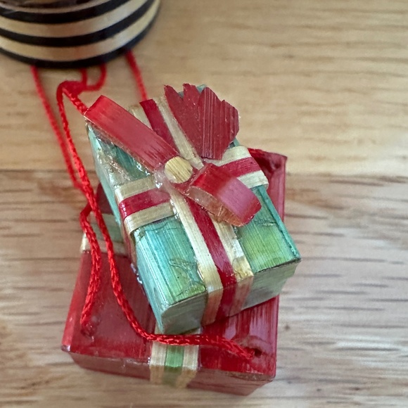 Vintage Wood Veneer Christmas Tree Ornaments Balloon Santa Parachute Church - Picture 11 of 16